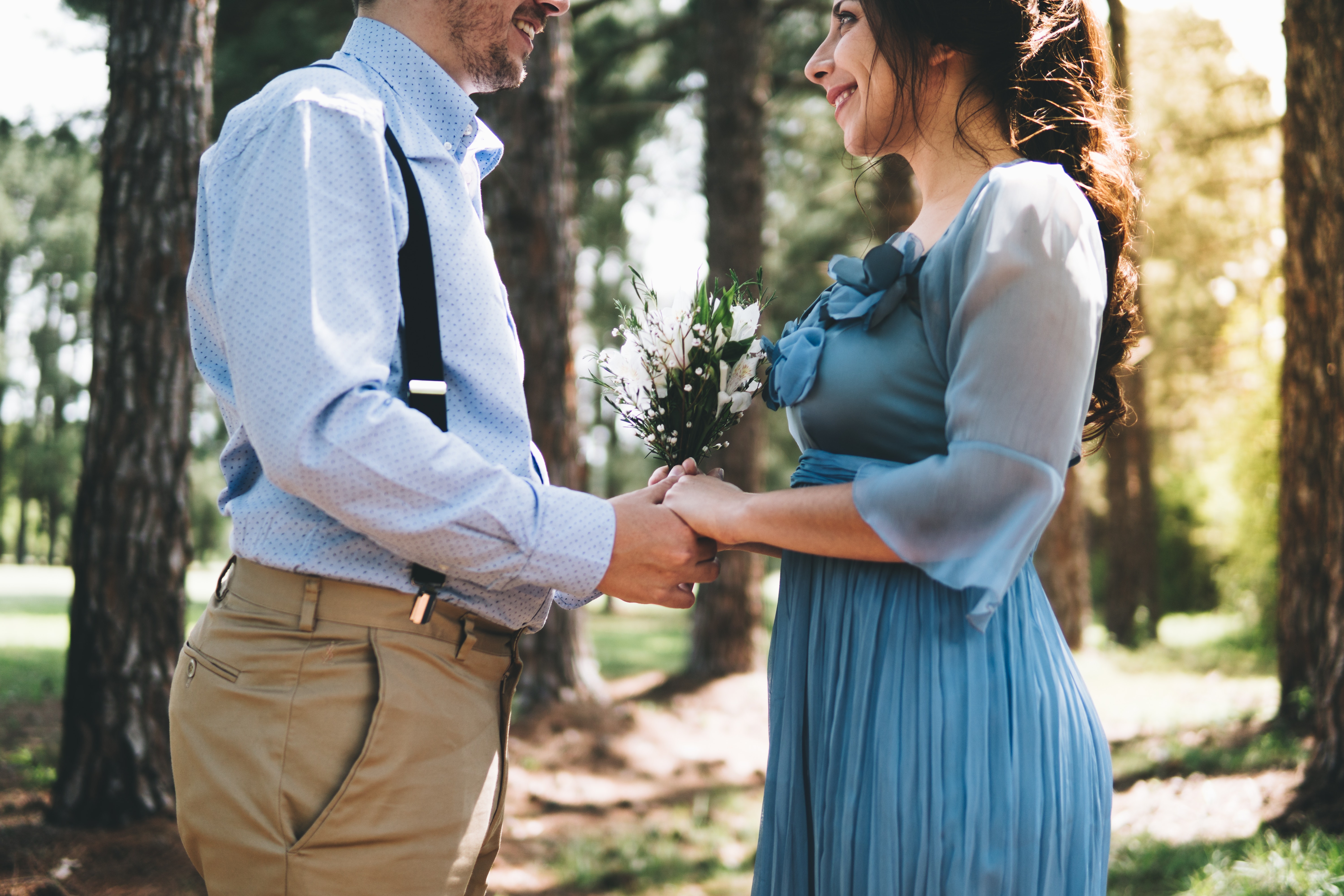 Para trzymająca się za ręce