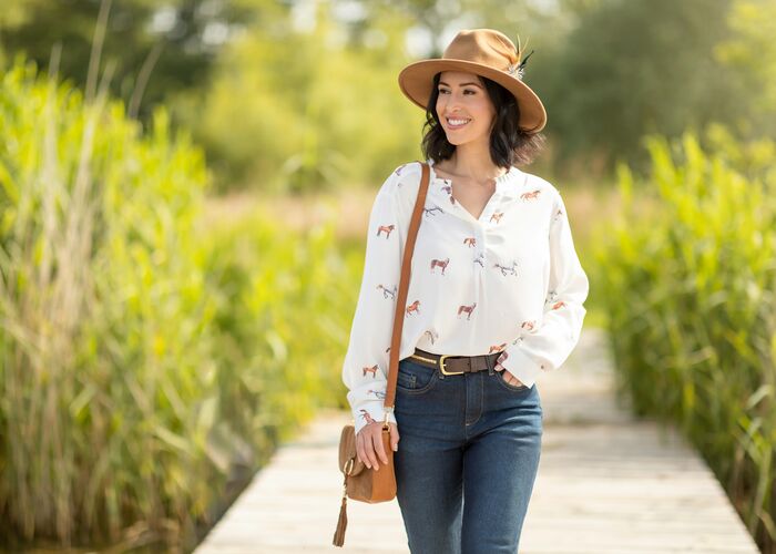 Jak nosić spodnie jeansowe damskie w stylizacjach casualowych? Sprawdź, jakie są trendy!